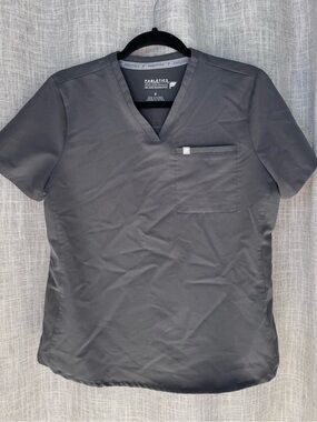 Fabletics women’s Vital 1 Pocket scrub top onyx small